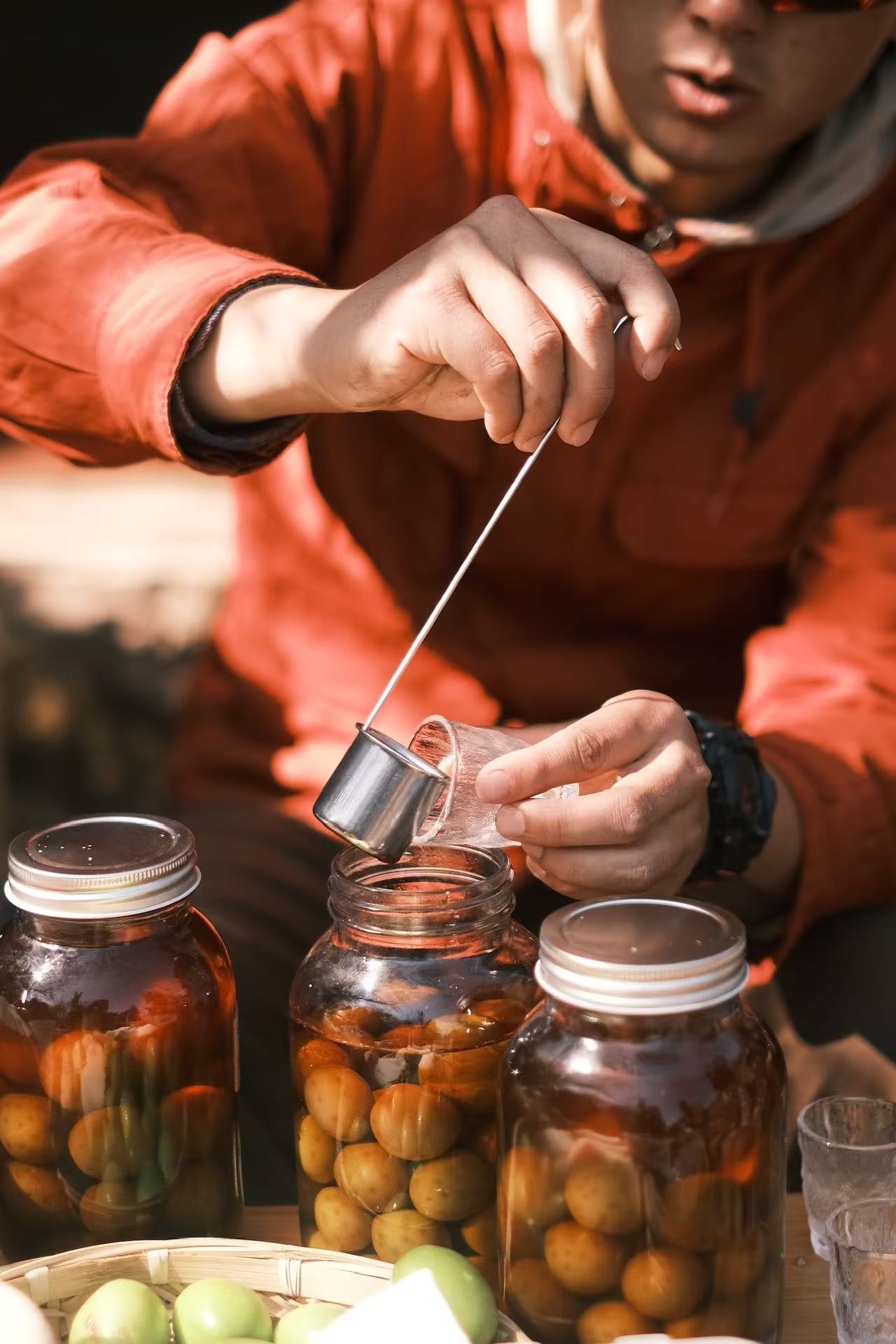 (1月末~2月中旬)山の中の梅林を歩き、農家で土産の蜂蜜を採集する。