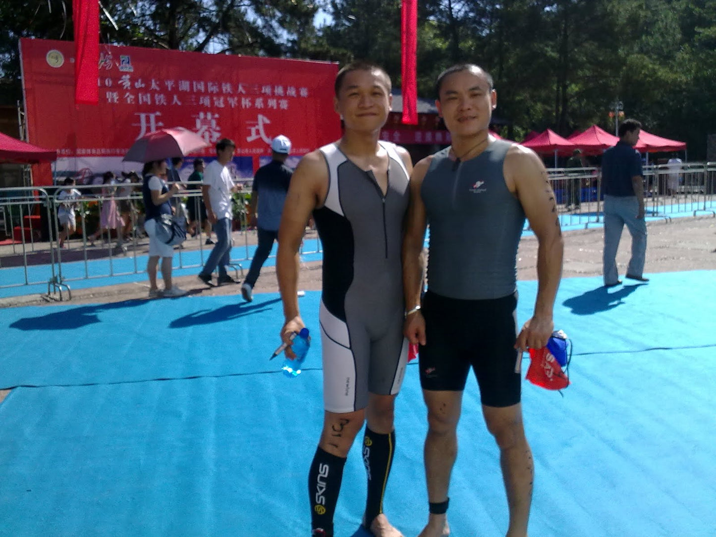 홍홍은 수영을 가르칩니다