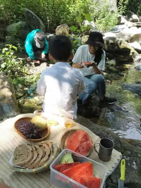 Caminata por el río en el arroyo para niños de 6 años en adelante