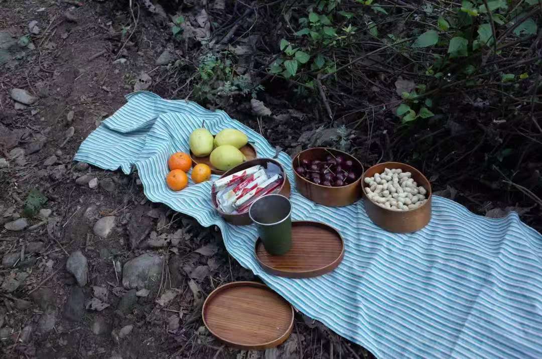 Va dans la forêt et fabrique une bouteille de mousse 