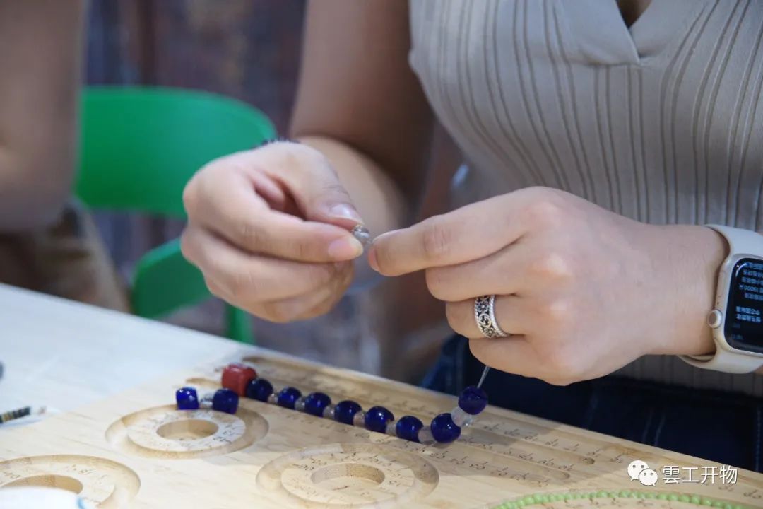 สร้อยข้อมือลูกปัดทำมือ | Kuang Xiaonuo