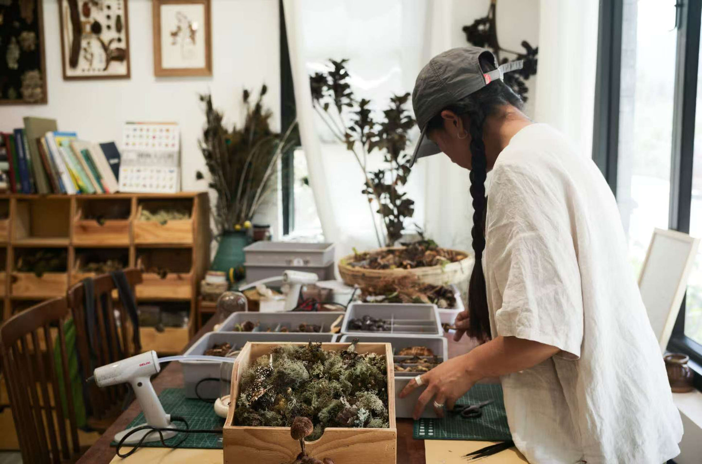 Haz un marco de fotos con plantas y frutas.