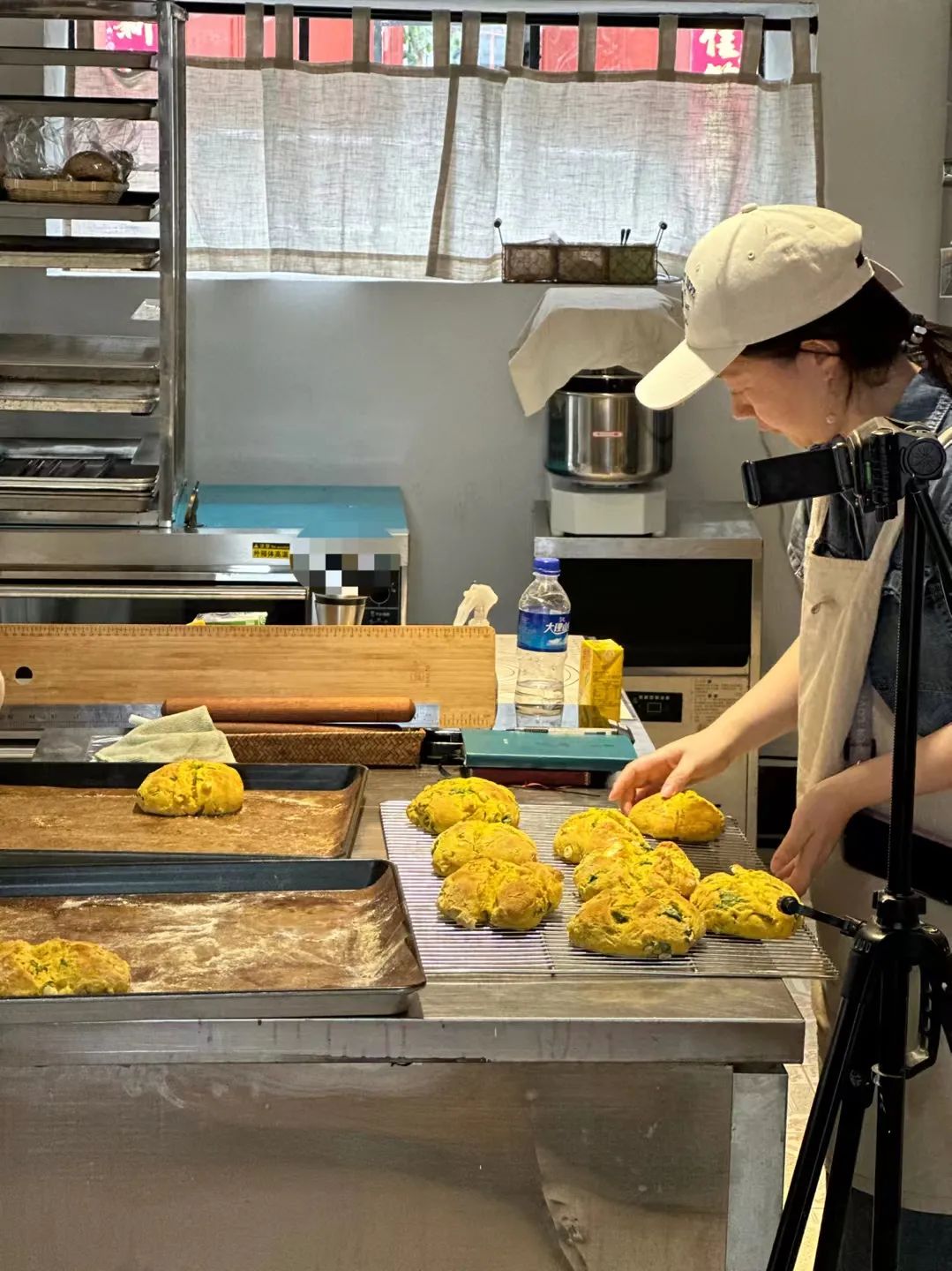 Lernen Sie mit Aruna, einen Dali-Rosenblumenkuchen zu backen