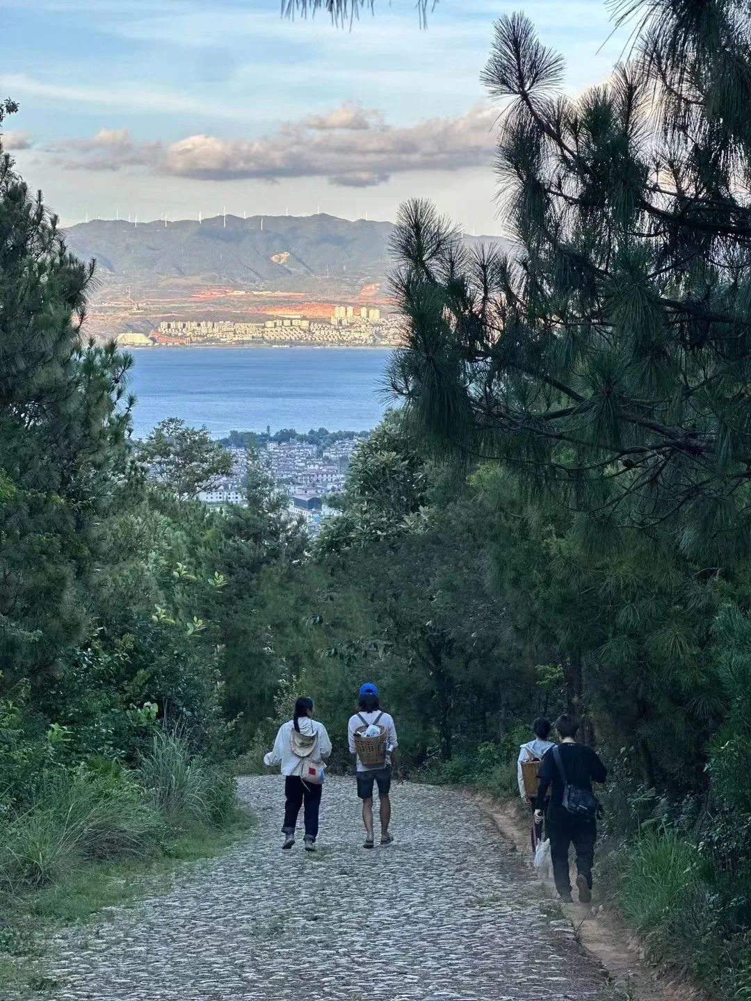 Wandern entlang der alten Tee-Pferde-Straße und den Nanzhao-Ruinen in den Bergen