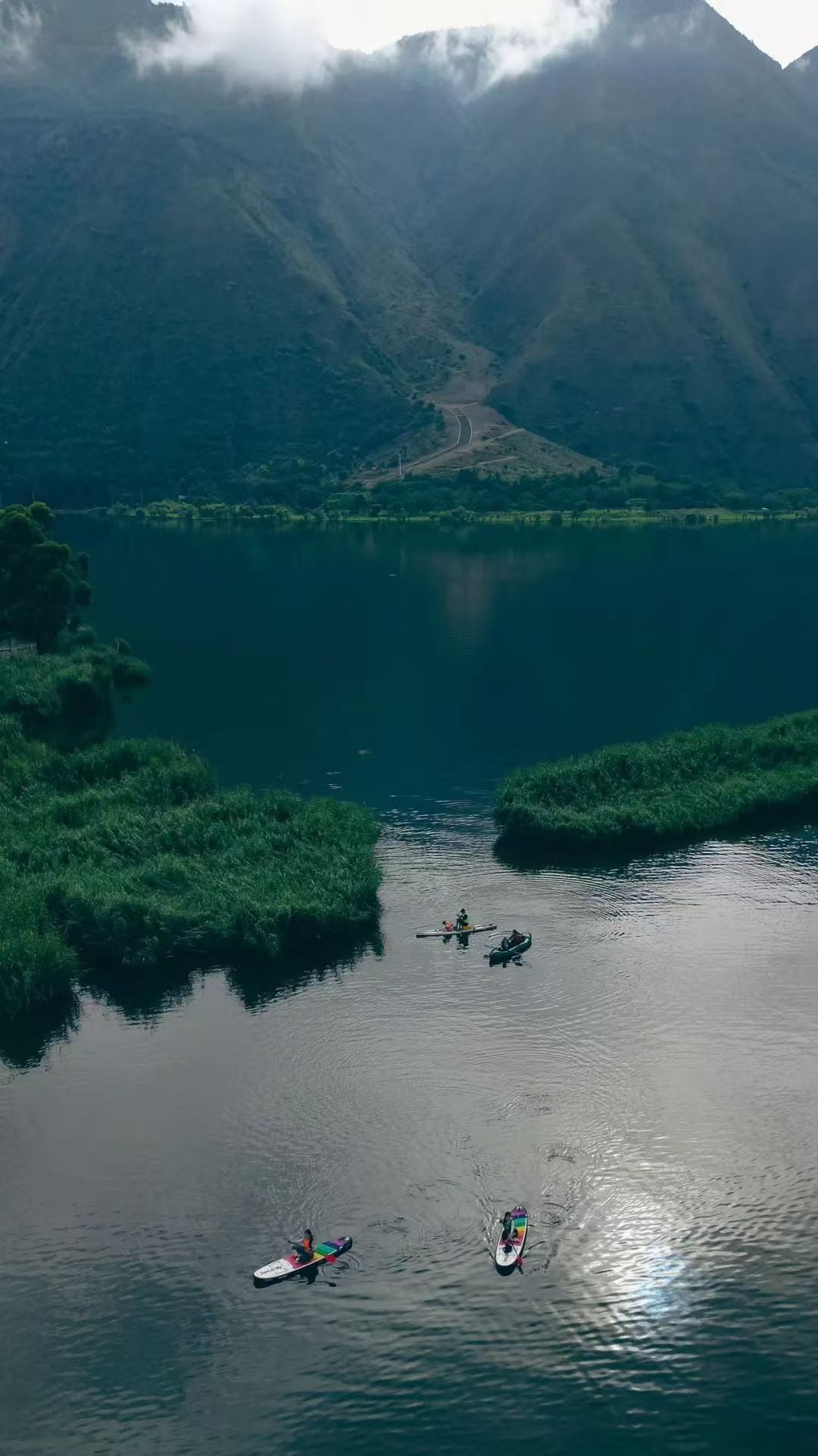 พายเรือใบ | ล่องทะเลสาบสวย ๆ เชิงเขา