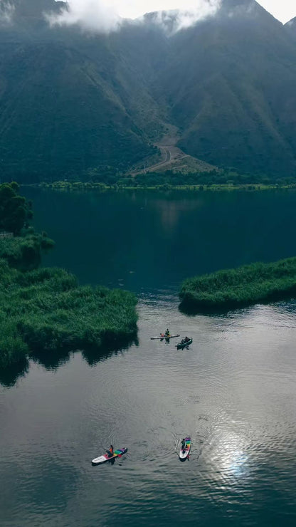 Paddle board | Ve al hermoso lago al pie de la montaña