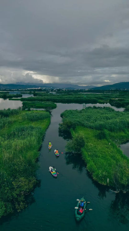 Paddleboard | Gehe zum wunderschönen See am Fuße des Berges