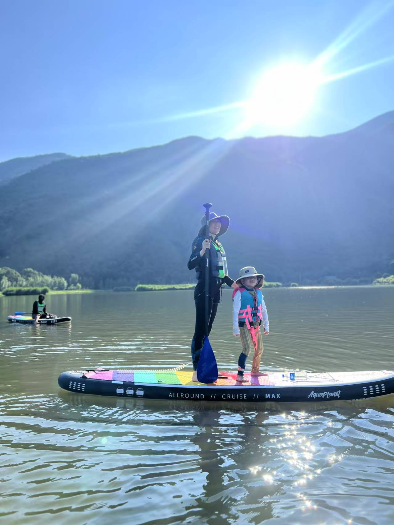 Paddleboard | Gehe zum wunderschönen See am Fuße des Berges