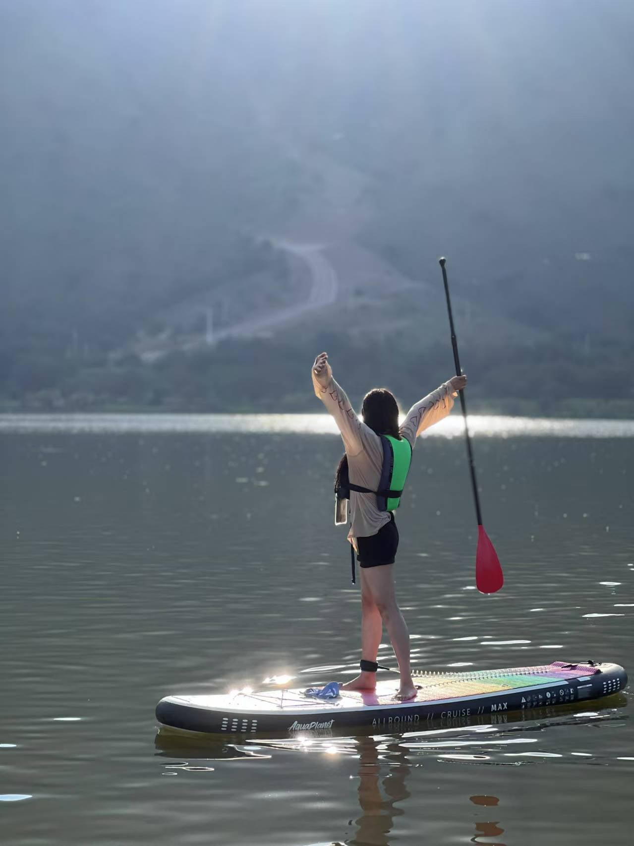 Paddleboard | Gehe zum wunderschönen See am Fuße des Berges