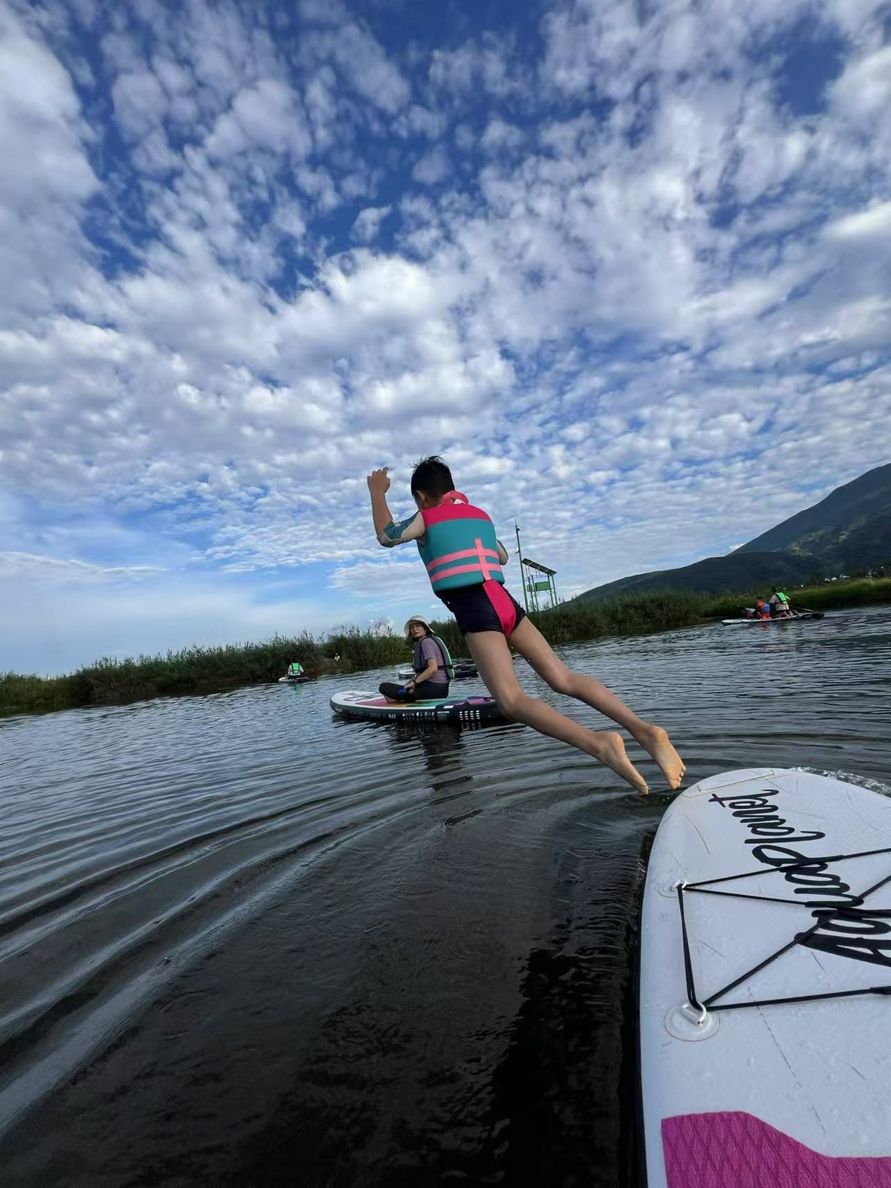 Paddle board | Ve al hermoso lago al pie de la montaña