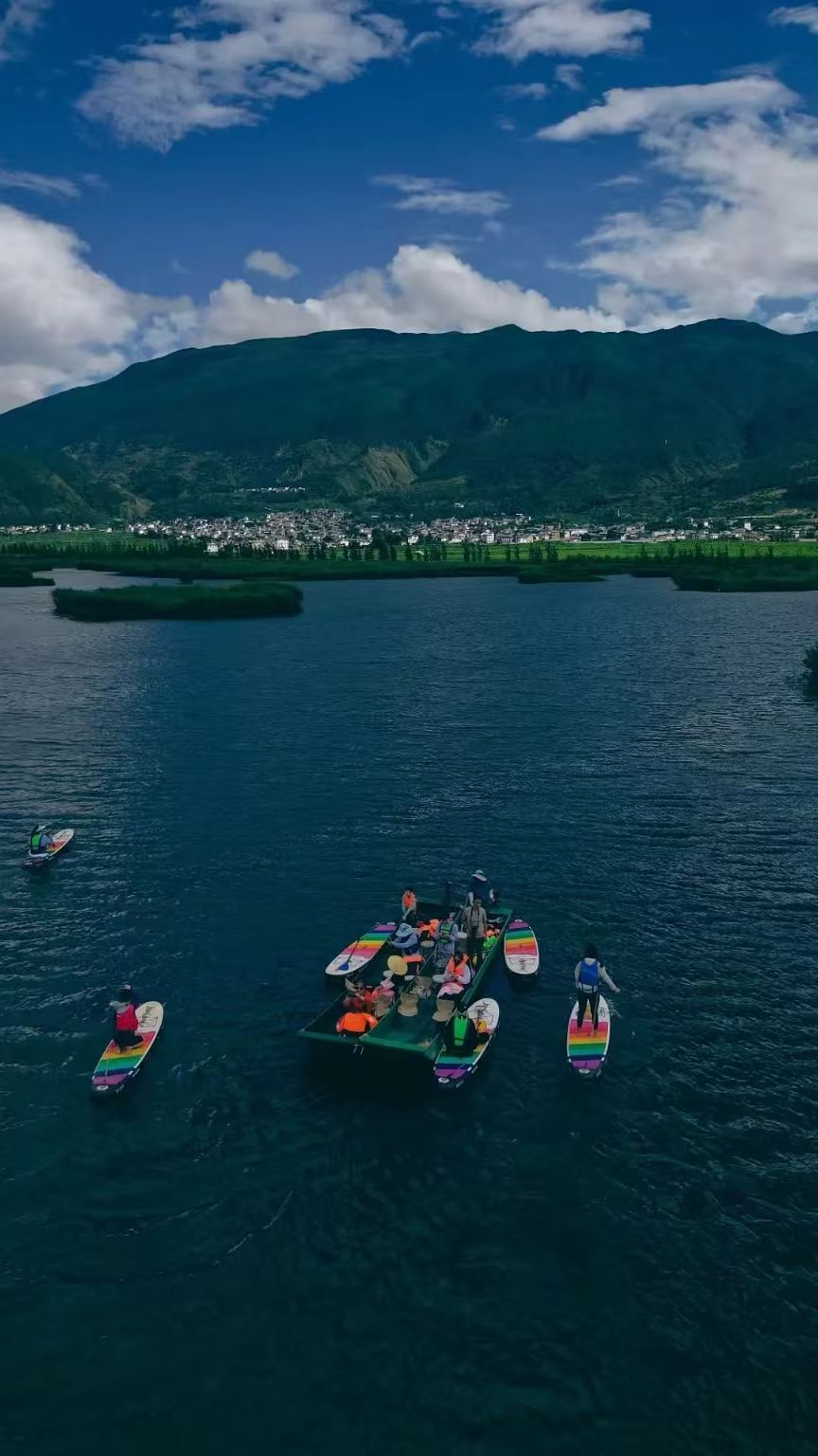 Paddleboard | Gehe zum wunderschönen See am Fuße des Berges