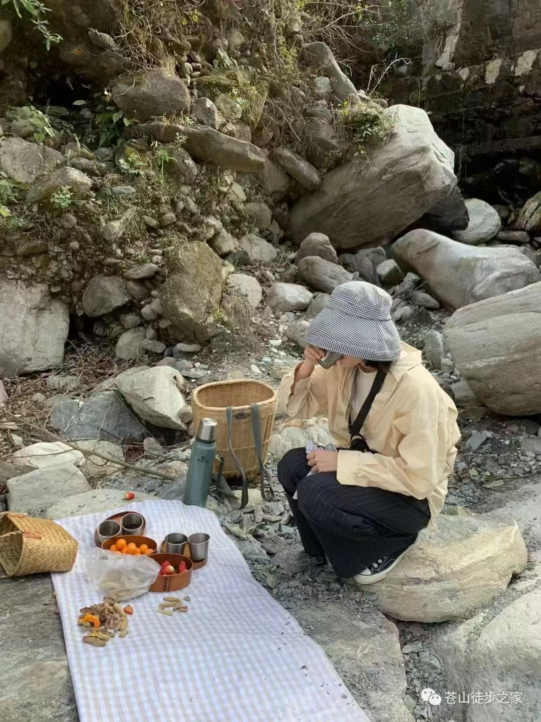 Mini geht in die Berge wandern, um Früchte zu pflücken | Färben am Bach