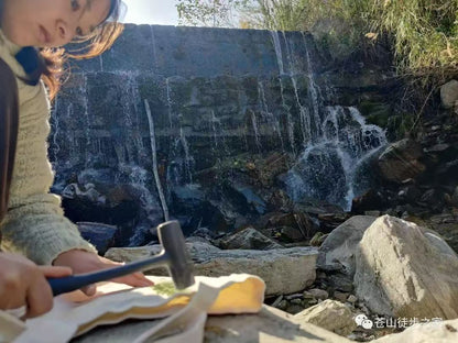 Mini va de excursión a la montaña a recoger frutas | Tintura junto al arroyo