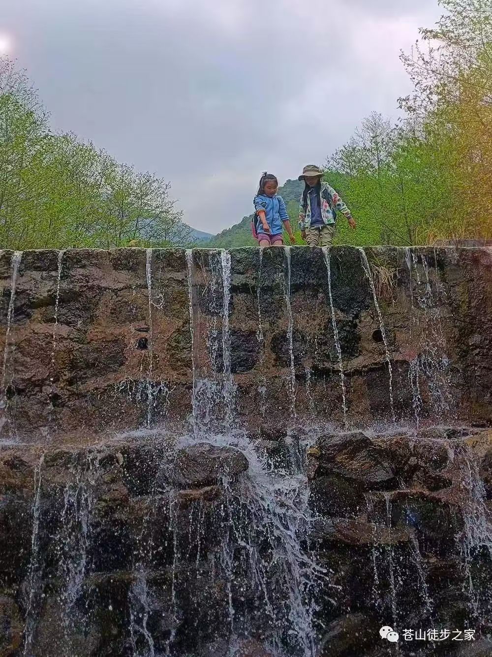 Miniwanderungen zum Bach, Kieselsteine bemalen und mit nach Hause nehmen