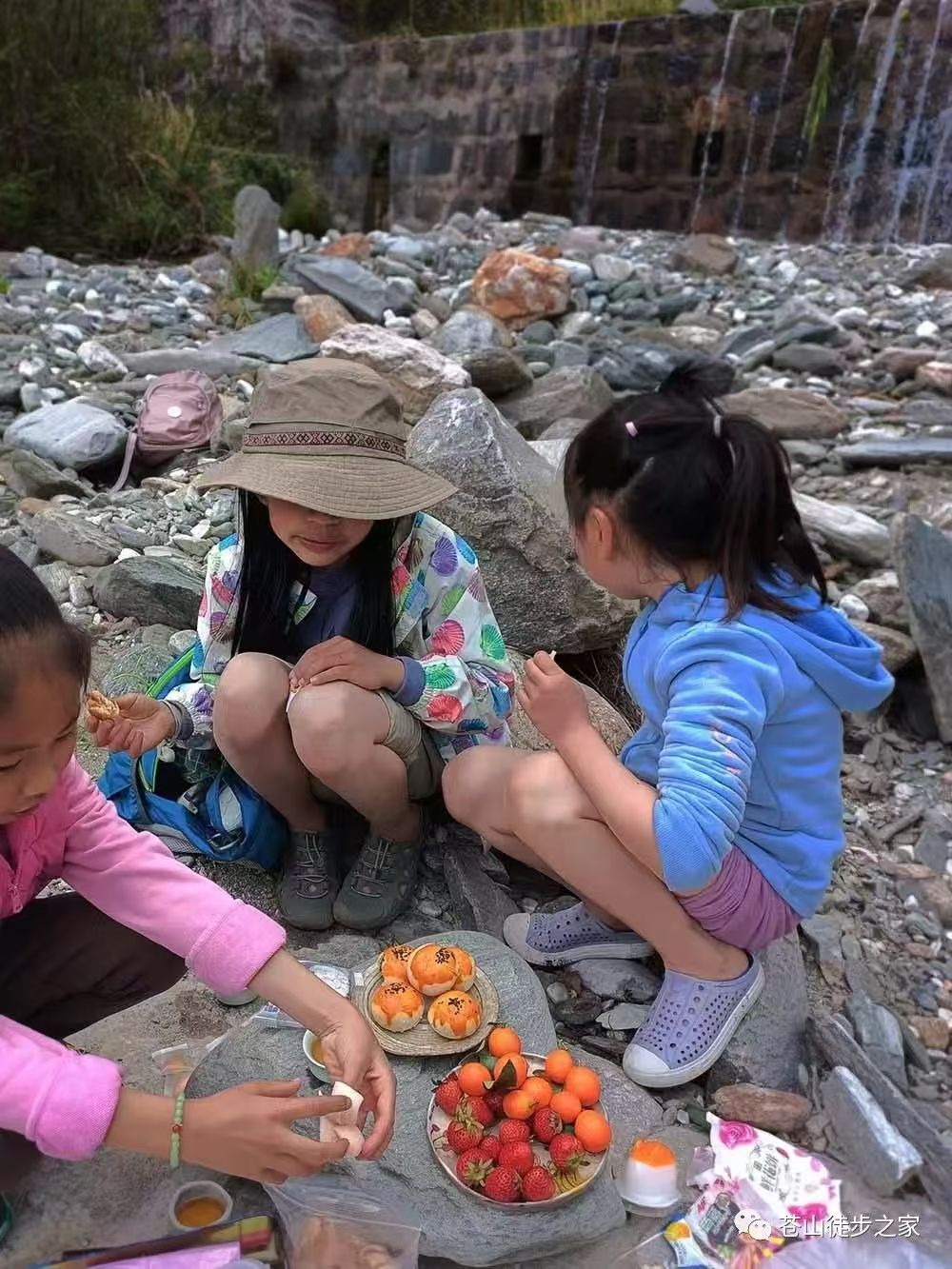 Mini徒步到溪流，在鵝軟石上畫畫，把它帶回家