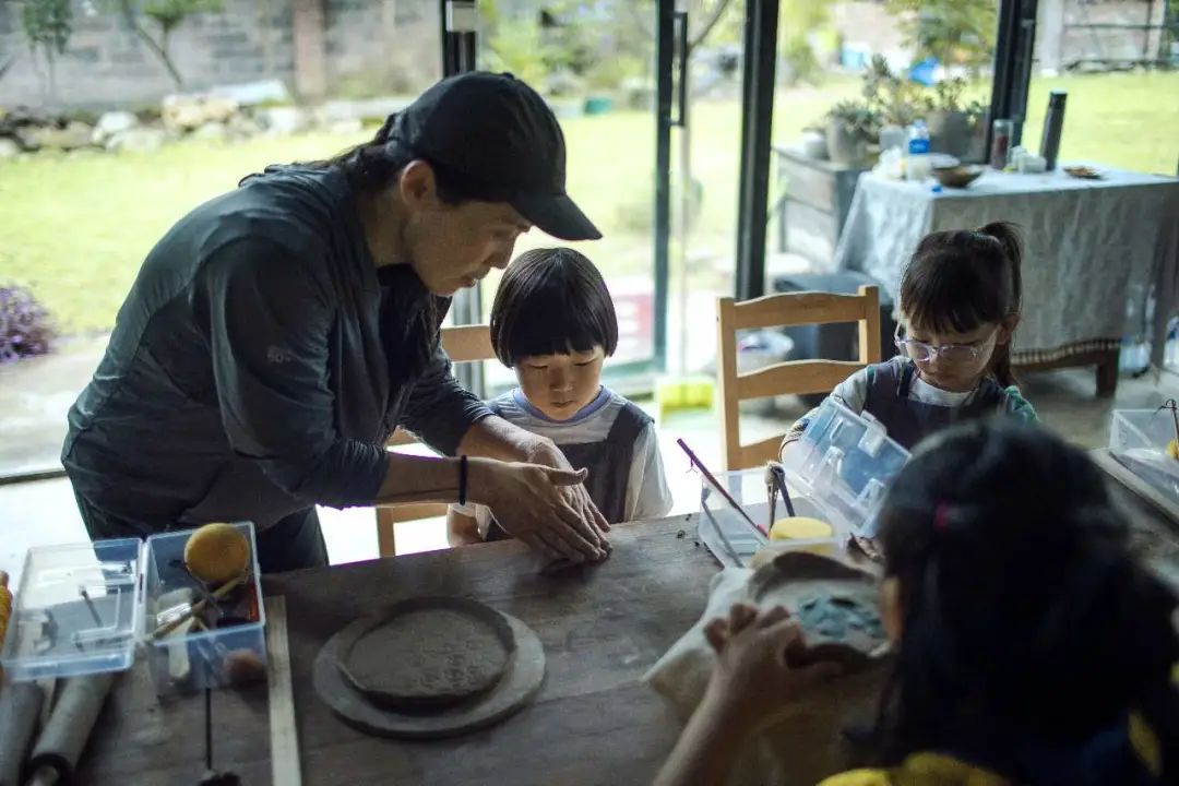 เซรามิคพบกับพืชและงานจิตรกรรม