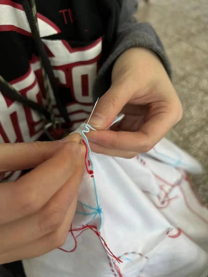 Haz un tapete de té teñido con índigo y pintado a mano