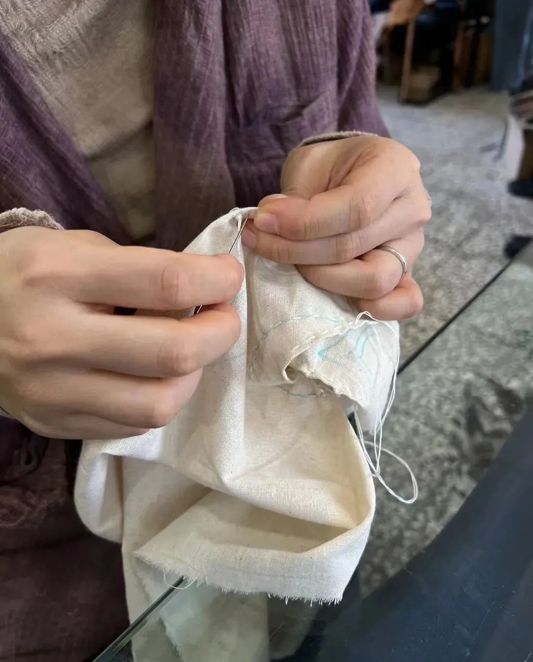 Haz un tapete de té teñido con índigo y pintado a mano