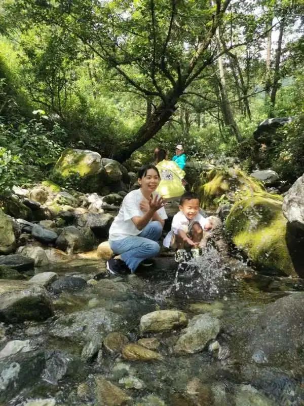 Caminata por el río en el arroyo para niños de 6 años en adelante