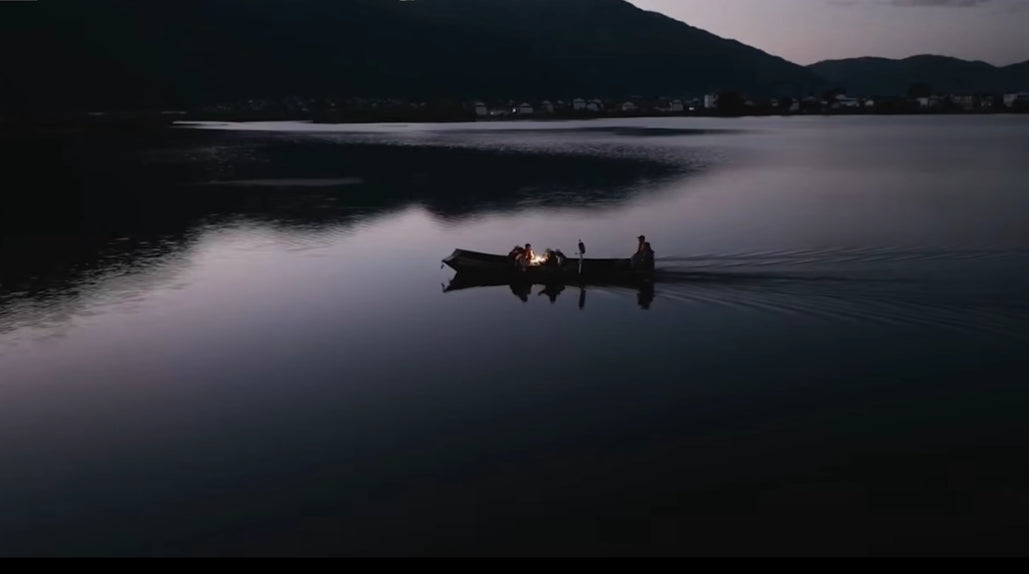 A-Tu와 함께 별 구경하기 | 밤에 별이 빛나는 하늘 아래 호수에서 보트 타기