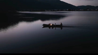 和阿土去觀星| 坐船在夜晚的星空之下的湖上