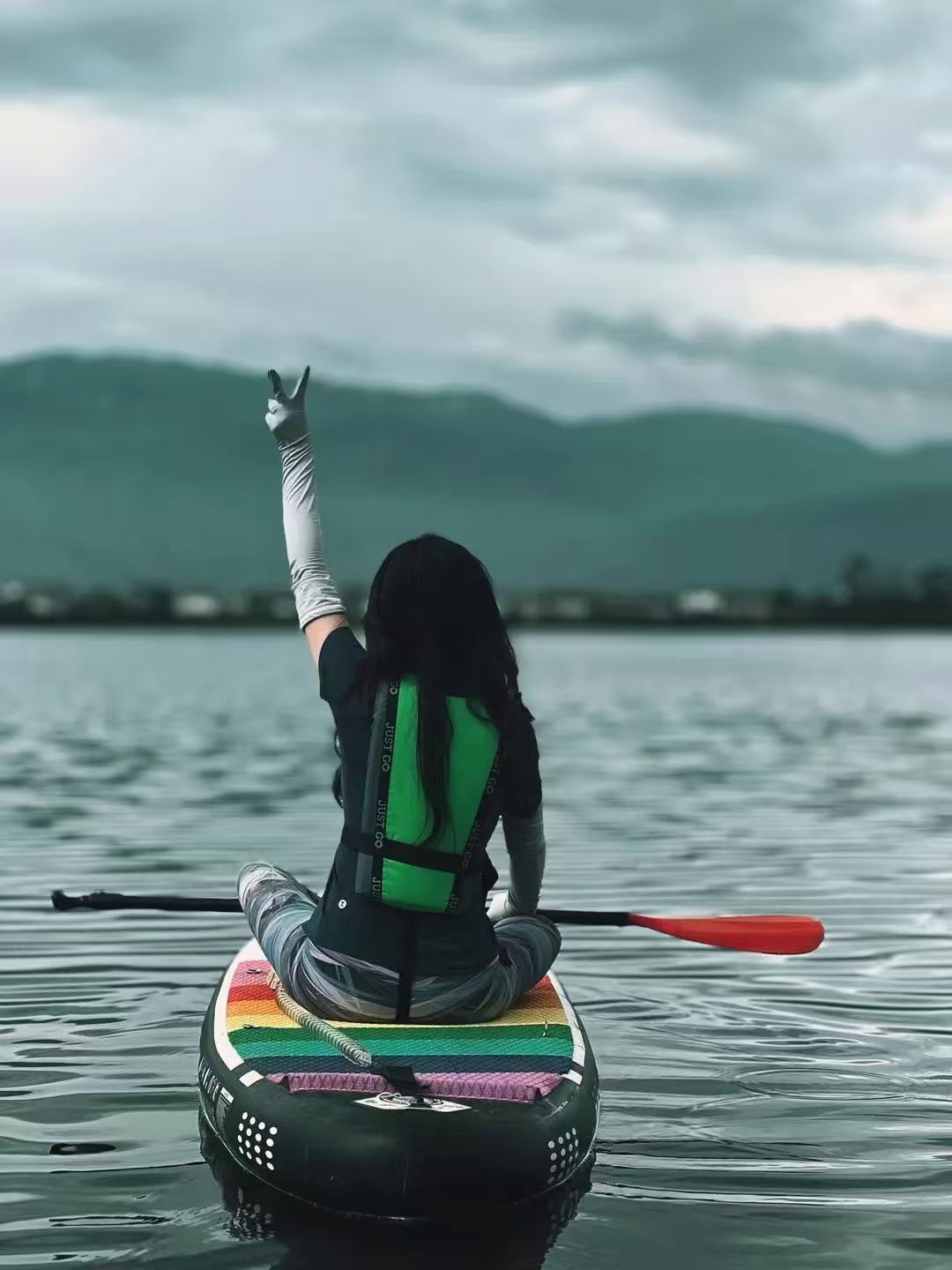 Paddle board | Ve al hermoso lago al pie de la montaña