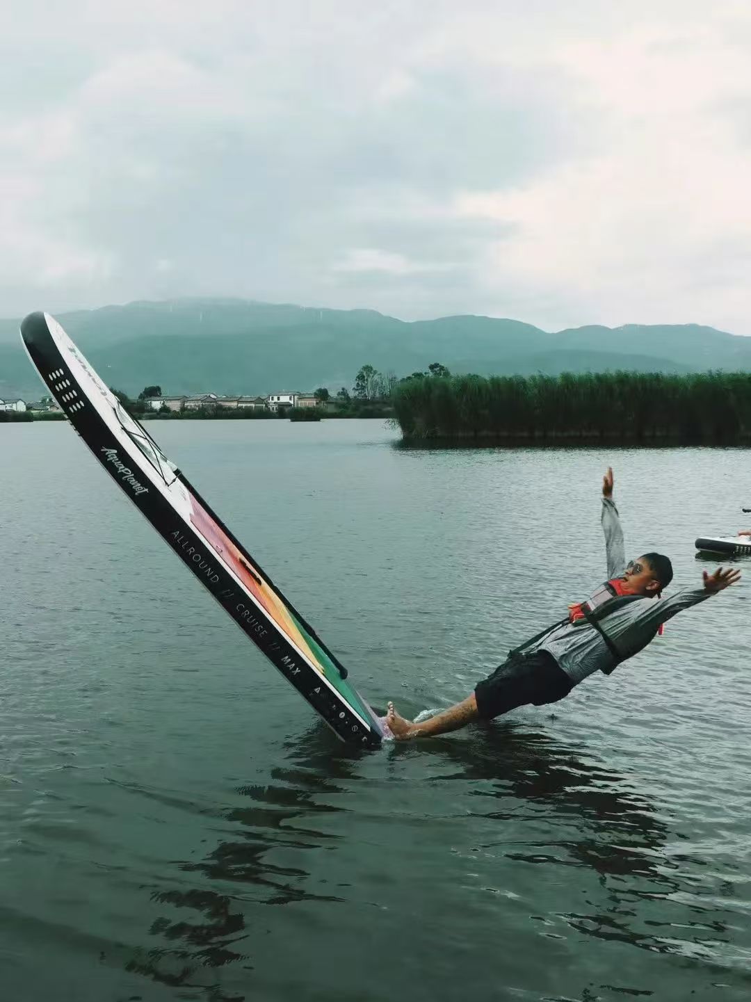 Paddleboard | Gehe zum wunderschönen See am Fuße des Berges