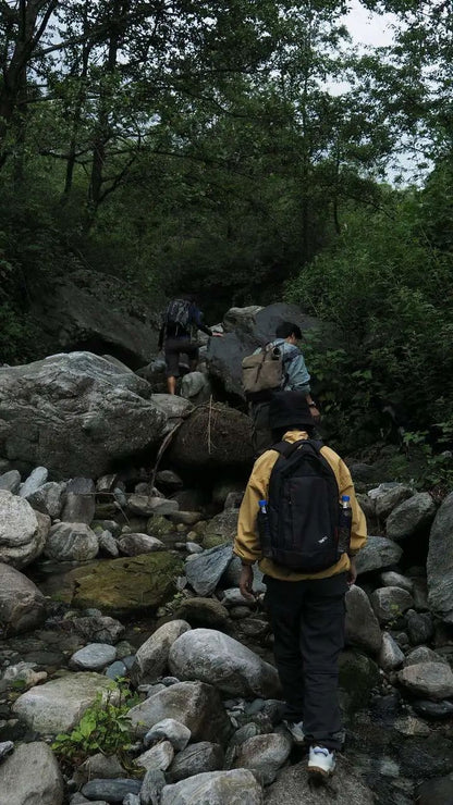 Caminata por el río en el arroyo para niños de 6 años en adelante