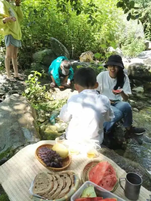 Caminata por el río en el arroyo para niños de 6 años en adelante