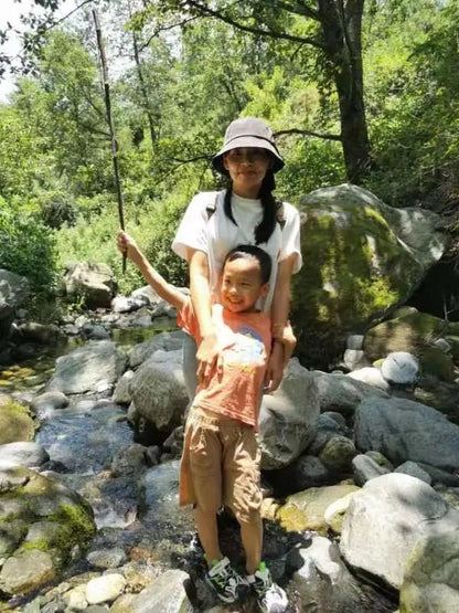 Caminata por el río en el arroyo para niños de 6 años en adelante