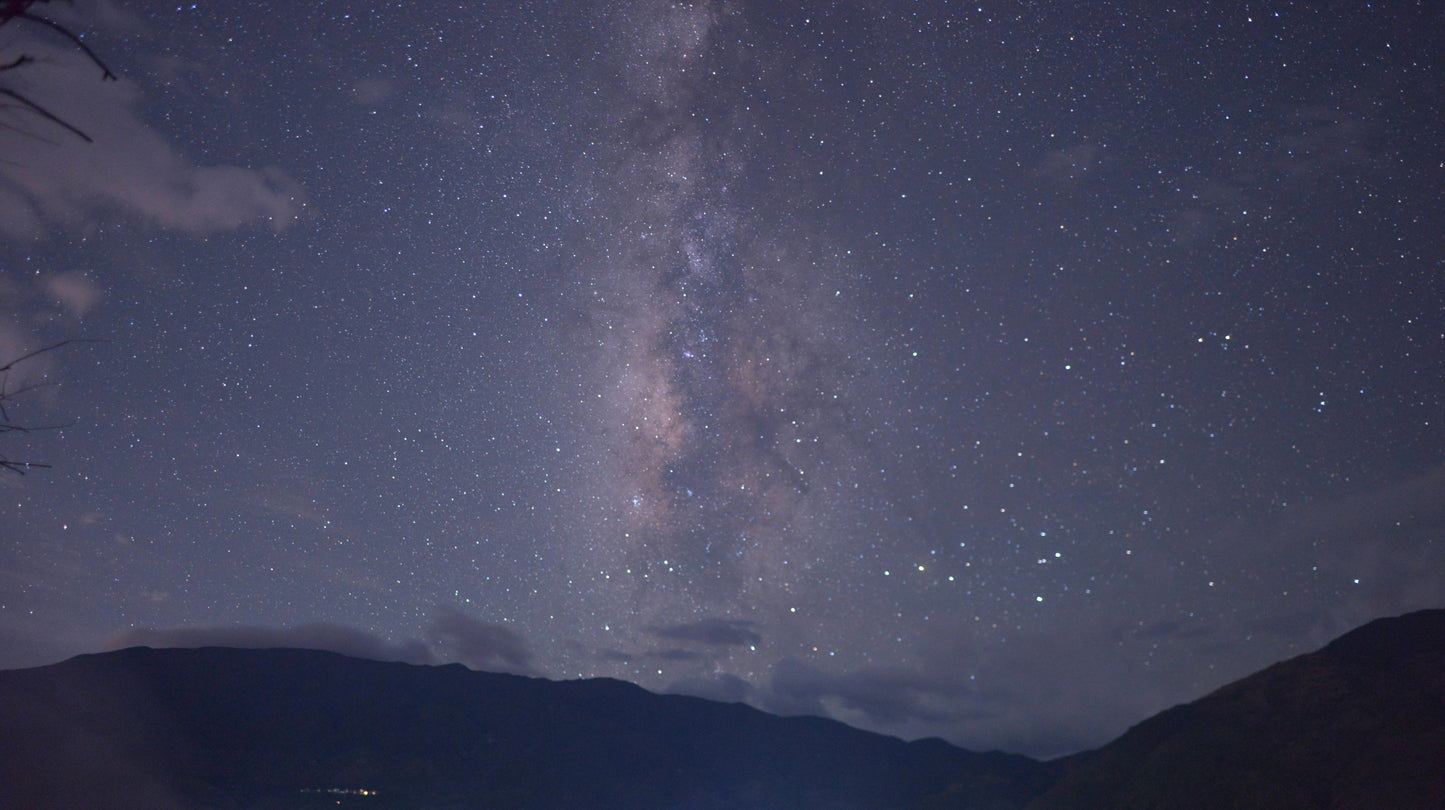 和阿土去觀星| 坐船在夜晚的星空之下的湖上