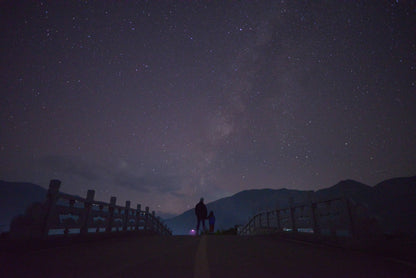 和阿土去觀星| 坐船在夜晚的星空之下的湖上