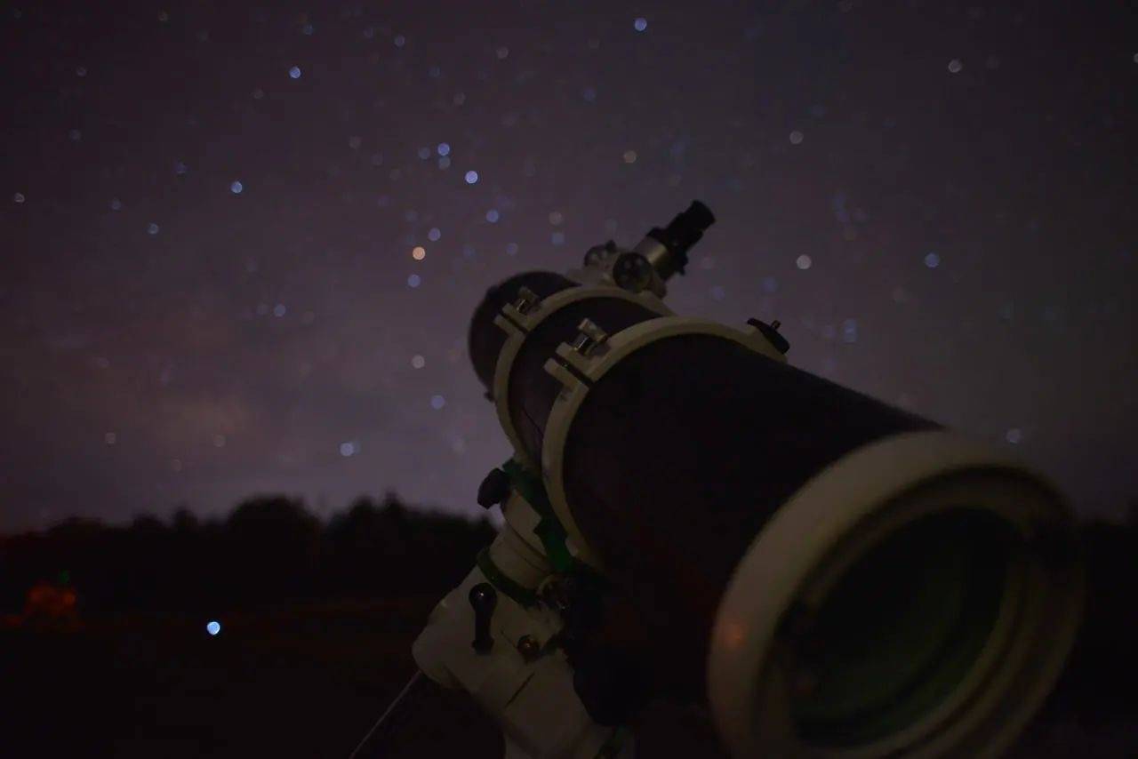 和阿土去觀星| 坐船在夜晚的星空之下的湖上