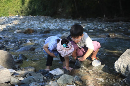 Mit Shusha gemeinsam „Edelsteine“ sammeln, im Wasser spielen und malen