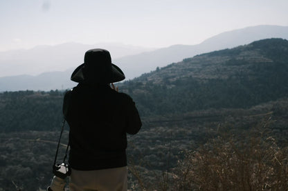 (Ende Januar bis Mitte Februar) Wandern Sie durch den Pflaumenblütenwald in den Bergen und sammeln Sie lokalen Honig von Bauern