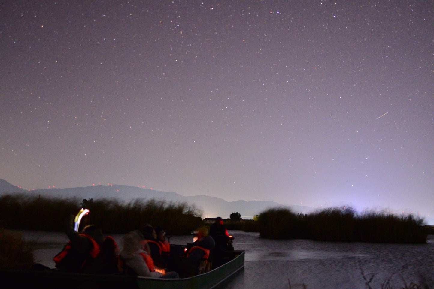 和阿土去观星 | 坐船在夜晚的星空之下的湖上