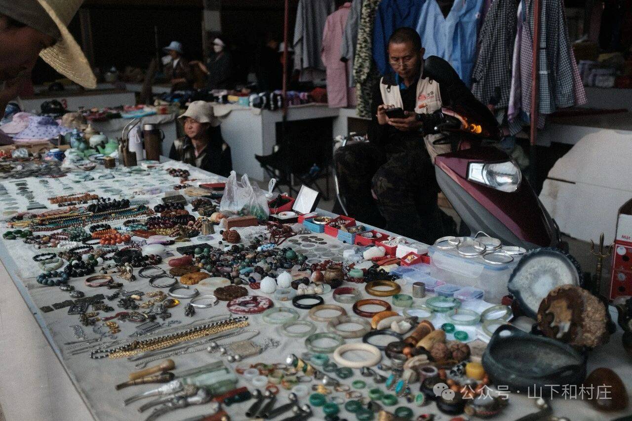 Weishan Temple Street Market | 3rd and 8th of each month