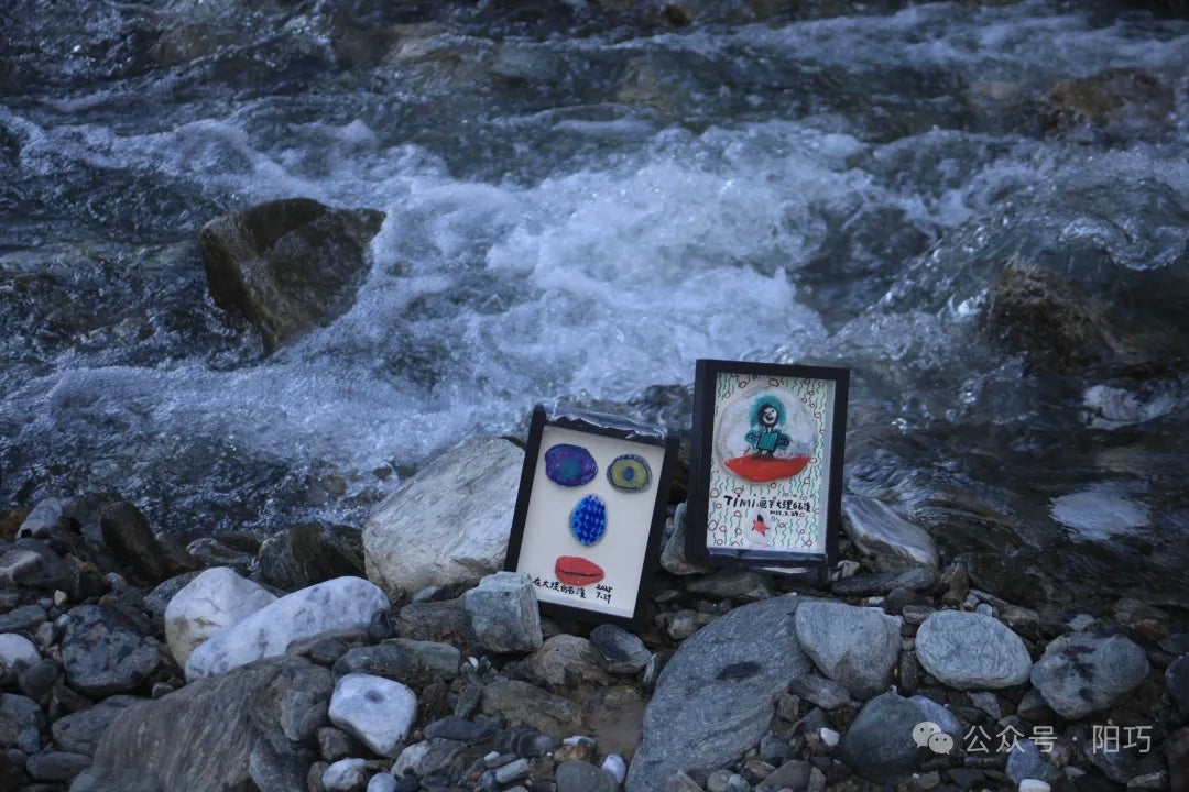 Mit Shusha gemeinsam „Edelsteine“ sammeln, im Wasser spielen und malen