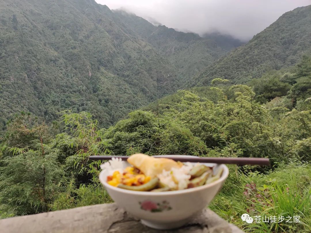 Hiking to Boluo temple and enjoy the vegan food