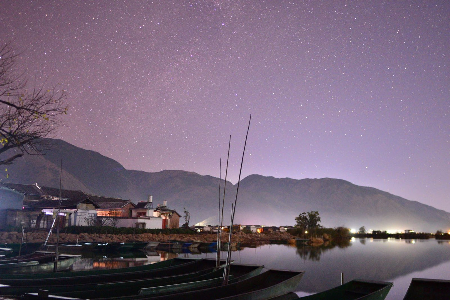 和阿土去觀星| 坐船在夜晚的星空之下的湖上