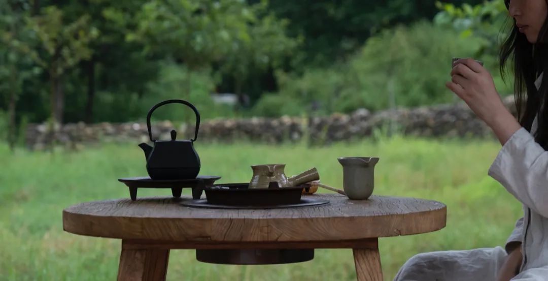 Ve a la casa de té en el bosque para probar té tostado.