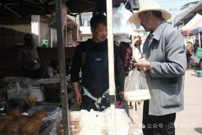 Weishan Temple Street Market | 3rd and 8th of each month
